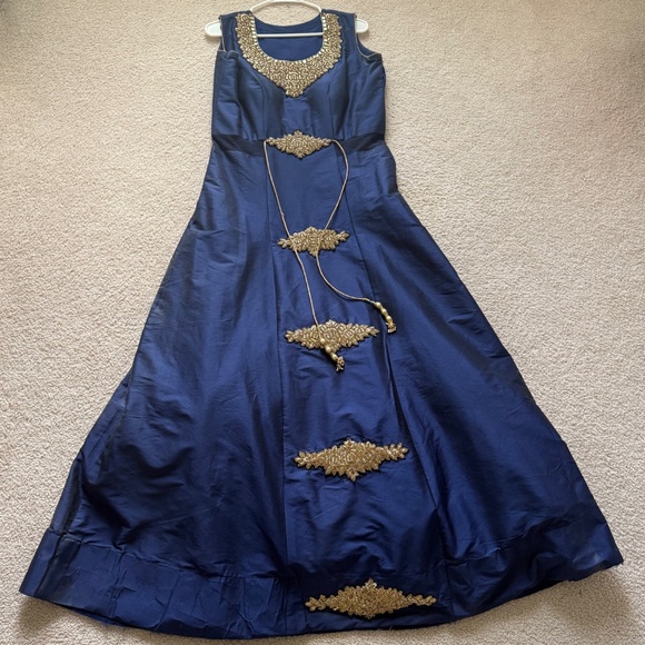 Indian party gown floor length with matching stole - Picture 2 of 3